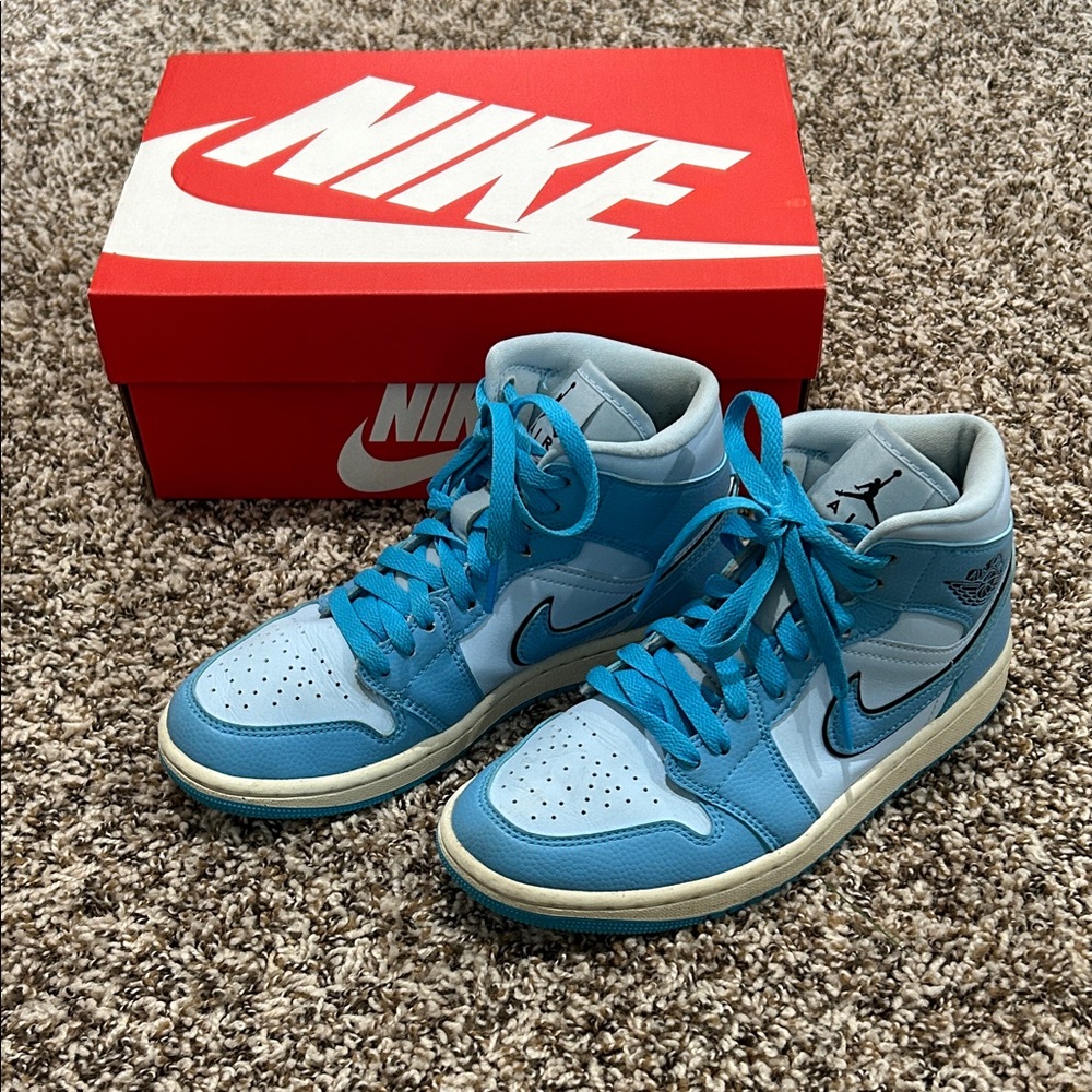 Jordan 1 Mid SE, Ice Blue